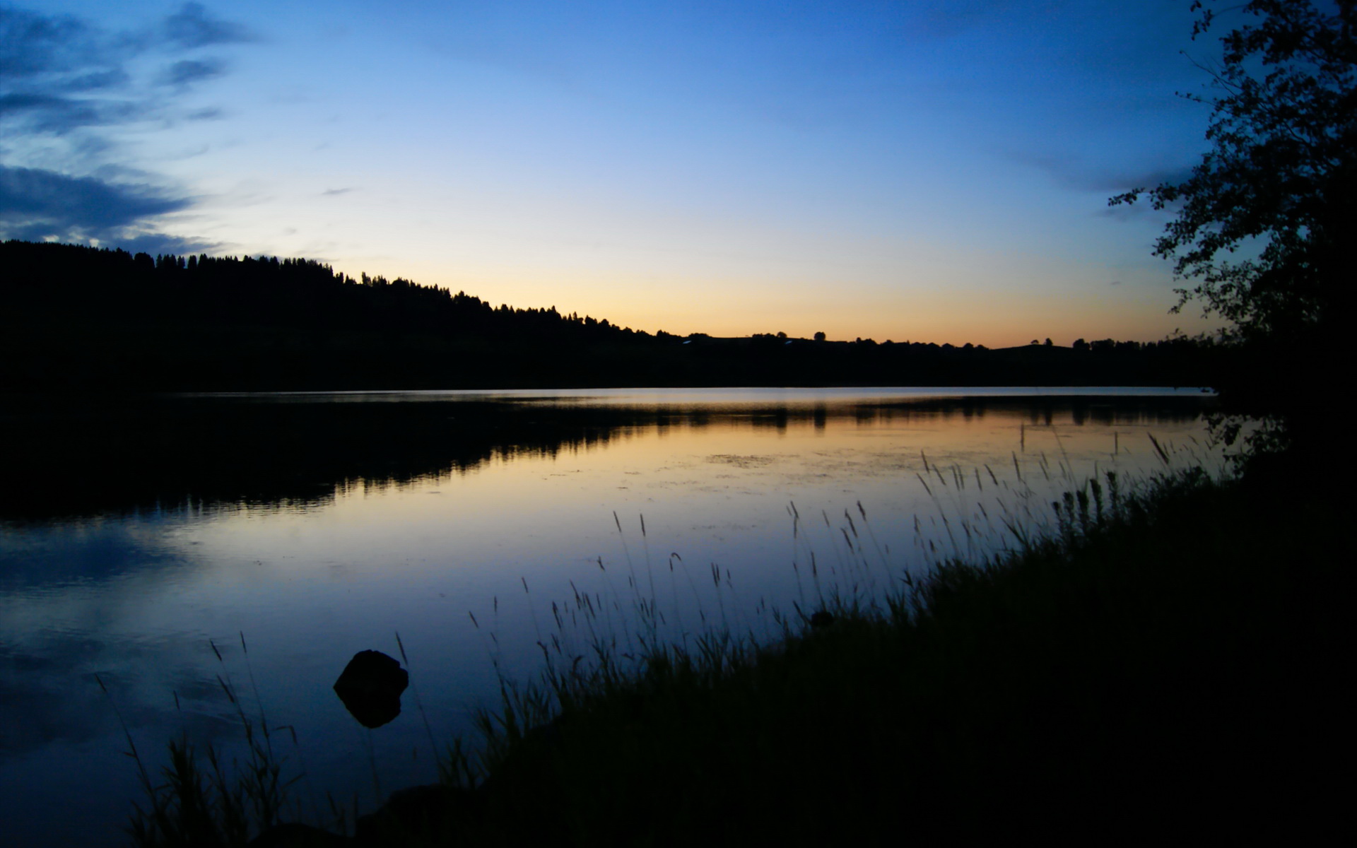轮胎与草皮的共振，当F1争冠悬念坠入一个足球的轨迹
